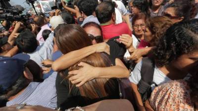 Partidario del expresidente peruano reaccionan frente al hospital de urgencias tras conocer su deceso. Foto: AFP