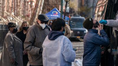 Nueva York registró nuevos récords de infecciones con más de 22,000 casos detectados el sábado.