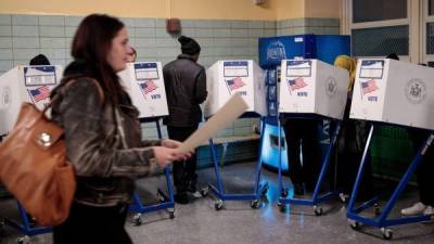 La gente vota en un centro de votación en la escuela pública 261, 8 de noviembre de 2016 en la ciudad de Nueva York. AFP