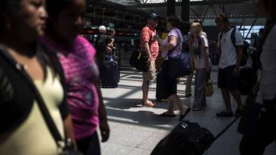 Cientos de pasajeros se encuentran varados en Israel al no poder volar en aerolíneas estadounidenses ni europeas.