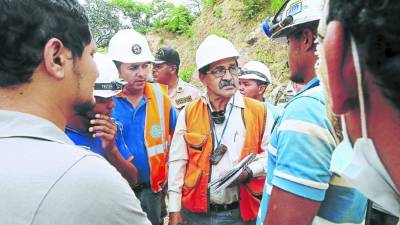 Autoridades de Copeco que han liderado la búsqueda son auxiliadas por los mineros locales que conocen cada rincón de la montaña.