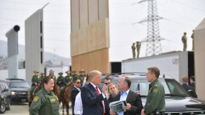 Trump inspeccionó los ocho prototipos del muro en San Diego, California.//AFP.