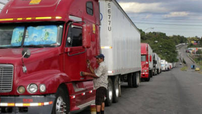 Cientos de transportistas centroamericanos de carga mantienen un paro en las fronteras de El Salvador sin que se vislumbre un acuerdo con el Gobierno salvadoreño, que hoy pidió la suspensión de la protesta, motivada por un cobro que los camioneros consideran indebido.