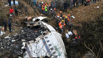 Los equipos de rescate han recuperado 71 cuerpos de la zona donde se estrelló una aeronave el pasado domingo en Nepal.