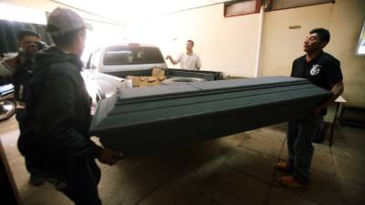 Familiares reclamaron ayer el cadáver de la infortunada muchacha en la morgue de Medicina Forense en Tegucigalpa.