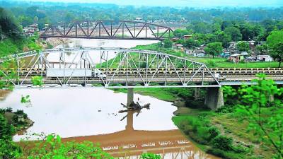 El río Chamelecón recibe las descargas de las aguas negras. Foto: Franklyn Muñoz.