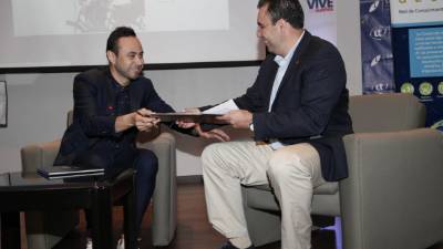 El famoso sastre internacional Carlos Campos y el rector de Unitec Luis Zelaya.