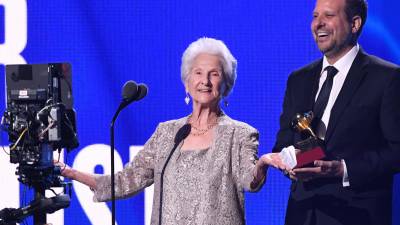 “Todo se puede lograr en la vida, crean en ello porque nunca es tarde”, dijo Ángela Álvarez , de 95 años, al recibir el premio.