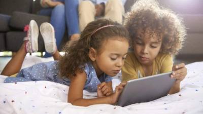 Compartir con otros niños les ayuda a los menores a socializar con los demás.