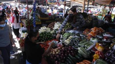 Foto de archivo de una mujer comprando verduras en un mercado de Tegucigalpa (Honduras).