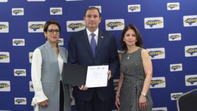 Juan Carlos Sikafy, del Cohep; Rosalinda Rodríguez, de Unitec, y Ethel Deras, presidenta de la CNBS.