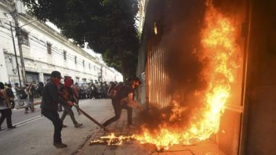 Manifestantes incendiaron el Congreso de Guatemala el pasado sábado exigiendo la suspensión del presupuesto para 2021./AFP.