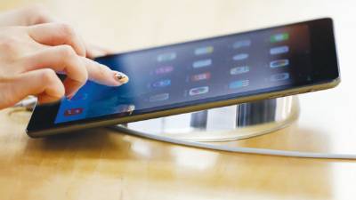 Porcentaje global de compras de computadoras de escritorio y tabletas de empresas y gobiernos.