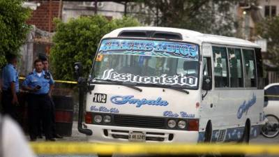 La pasajera y el conductor de la unidad fueron tiroteados por supuestos pandilleros.