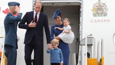 Los duques de Cambridge y sus hijos descienden del avión que los trajo a Victoria, en la Columbia Británica, punto de partida de su visita a Canadá.