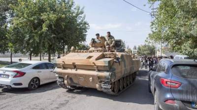 La agencia estatal SANA señaló hoy que 'el Ejército Árabe sirio entró a las fronteras administrativas de Ras al Ain y continúan su progreso en las afueras hacia la frontera turco-siria.