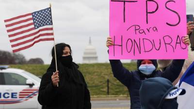 Decenas de inmigrantes hondureños se manifestaron hoy en Washington exigiendo al Gobierno de Biden la extensió del TPS.