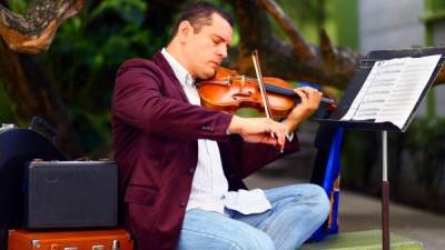 El violinista Héctor David Aguilar reside en Estados Unidos. Su último concierto en la escuela de música Victoriano López fue “Las cuatro estaciones” (Vivaldi), hace 12 años. En 2014 regresa con nuevos aires.
