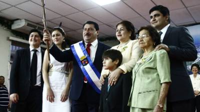 El alcalde Allan Ramos, su esposa y cuatro hijos, después de recibir el cetro de mando de Puerto Cortés.