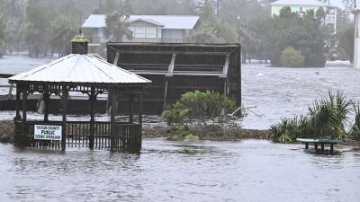 Fuertes lluvias, inundaciones y apagones deja el huracán Idalia en su paso por Florida.