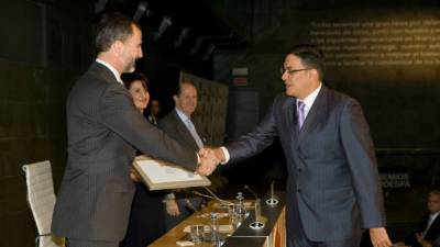 Recibiendo el galardón de manos del príncipe.