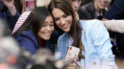 La princesa de Gales posa para una selfie con una de las asistentes al concierto de Windsor.