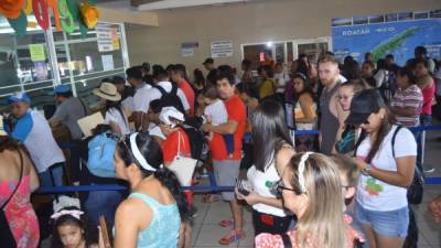 La mayoría de salvadoreños ha llegado en familia para disfrutar de su asueto agostino en las costas de Honduras. Fotos: Luis Lemus