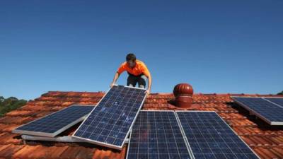 La instalación de paneles solares en los hogares australianos mantuvo en movimiento la inversión de este tipo.