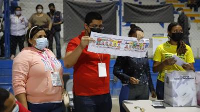 Honduras celebró elecciones presidenciales ayer domingo en lo que, hasta ahora y, según el CNE, la presidenciable Xiomara Castro encabeza los comicios con una amplia ventaja sobre Nasry Asfura.