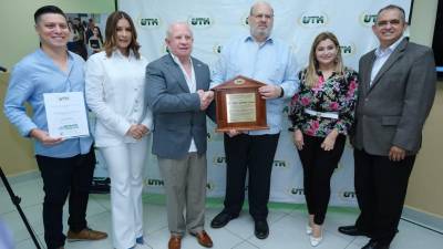 Esdras Solís, Ruth Arita, Roger Valladares (Presidente UTH), Jorge Canahuati (Presidente SIP), Emma Valladares y Javier Mejía