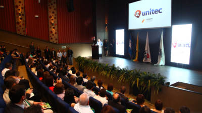 La nueva Unitec en San Pedro Sula cuenta con un espectacular anfiteatro donde se celebró el evento.