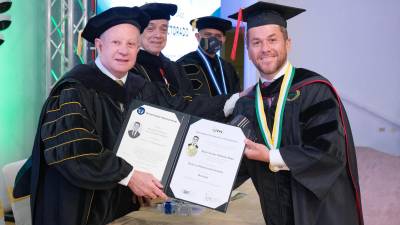 El Presidente de UTH, Roger Valladares, entrega el título en Doctor en Administración Gerencial a su hijo, Roger Enrique Valladares