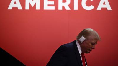 Trump reapareció en la convención republicana con la oreja vendada tras sobrevivir a un intento de asesinato en Pensilvania.