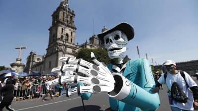 Coloridos cráneos, presumidas catrinas y risueños esqueletos regresaron del inframundo para pasearse por la Ciudad de México con motivo del gran desfile del Día de Muertos, que este año volvió con más fuerza que nunca tras haber sido suspendido en 2020 por la pandemia de la covid-19.