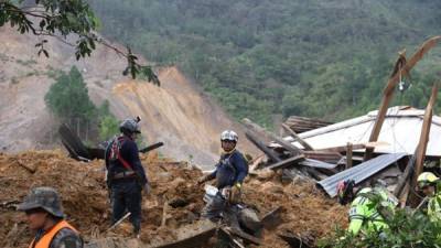 La tormenta Eta provocó el deslave de un cerro que dejó soterrado un pueblo entero en Guatemala./EFE.