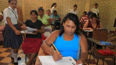 Estudiantes del instituto José Trinidad Reyes alfabetizando.