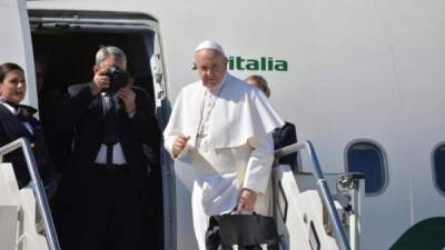 El papa Francisco saluda antes de embarcar con destino de Rabat, desde el aeropuerto de Fiumicino. EFE.