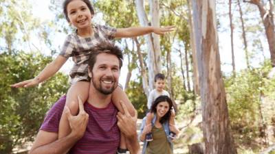Use una ropa adecuada para ayudar a prevenir las picaduras de insectos.