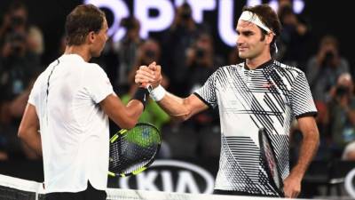 Switzerland's Roger Federer (R) is congratulated by Spain's Rafael Nadal after winning their men's singles final match on day 14 of the Australian Open tennis tournament in Melbourne on January 29, 2017. / AFP PHOTO / PAUL CROCK / IMAGE RESTRICTED TO EDITORIAL USE - STRICTLY NO COMMERCIAL USE