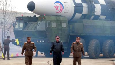 Kim Jong Un se mostró junto al misil intercontinental antes del lanzamiento que puso en alerta al mundo.