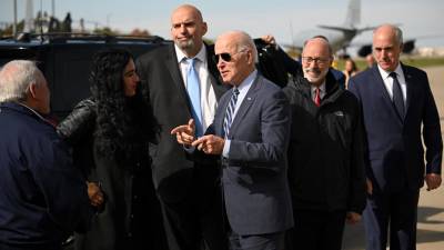 Biden junto al candidato demócrata al Senado Bob Casey y el gobernador de Pensilvania Tom Wolf.