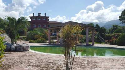 Una lujosa casa de campo y de playa fue asegurada ayer en la aldea Chachaula. Fotos: Franklyn Muñoz.