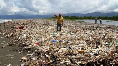 Los desechos de materiales médicos que llegan desde Guatemala son considerables en las playas de Omoa. Foto de archivo.