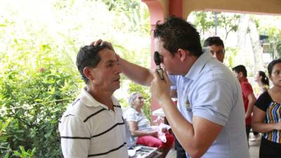 Los optometristas examinaron a los pacientes gratuitamente ayer en el parque.