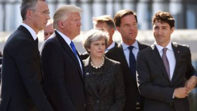 El secretario general de la OTAN Jens Stoltenberg, Trump, la primer ministra británica, Theresa May, el primer ministro holandés, Mark Rutte y el primer ministro canadiense, Justin Trudeau , en Bruselas. AFP.