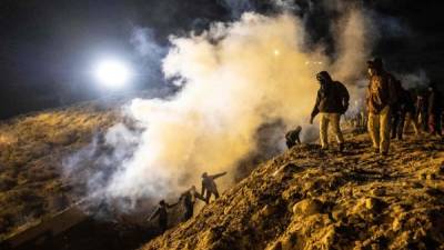 Al menos un centenar de migrantes centroamericanos intentó cruzar ilegalmente a Estados Unidos por la zona de Playas de Tijuana, durante la última noche del año 2018 sin haberlo conseguido. AFP