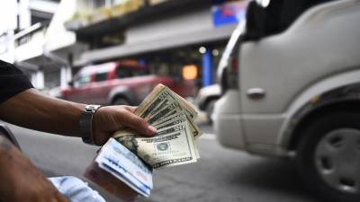 Los servicios de telefonía e internet ya no deben cobrarse en dólares.