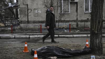 Decenas de personas fallecieron en los bombardeos rusos contra la capital ucraniana la noche del domingo.
