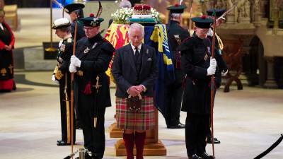 El rey Carlos III y sus tres hermanos guardaron vela frente al ataúd de su madre por diez minutos.