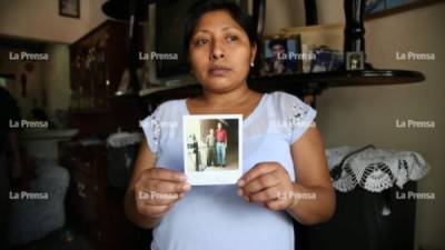 Brenda Jarquín sostiene la foto de su hermano, quien en 2003 salió de Honduras buscando oportunidades en Estados Unidos y un año después enfrentaba la justicia.